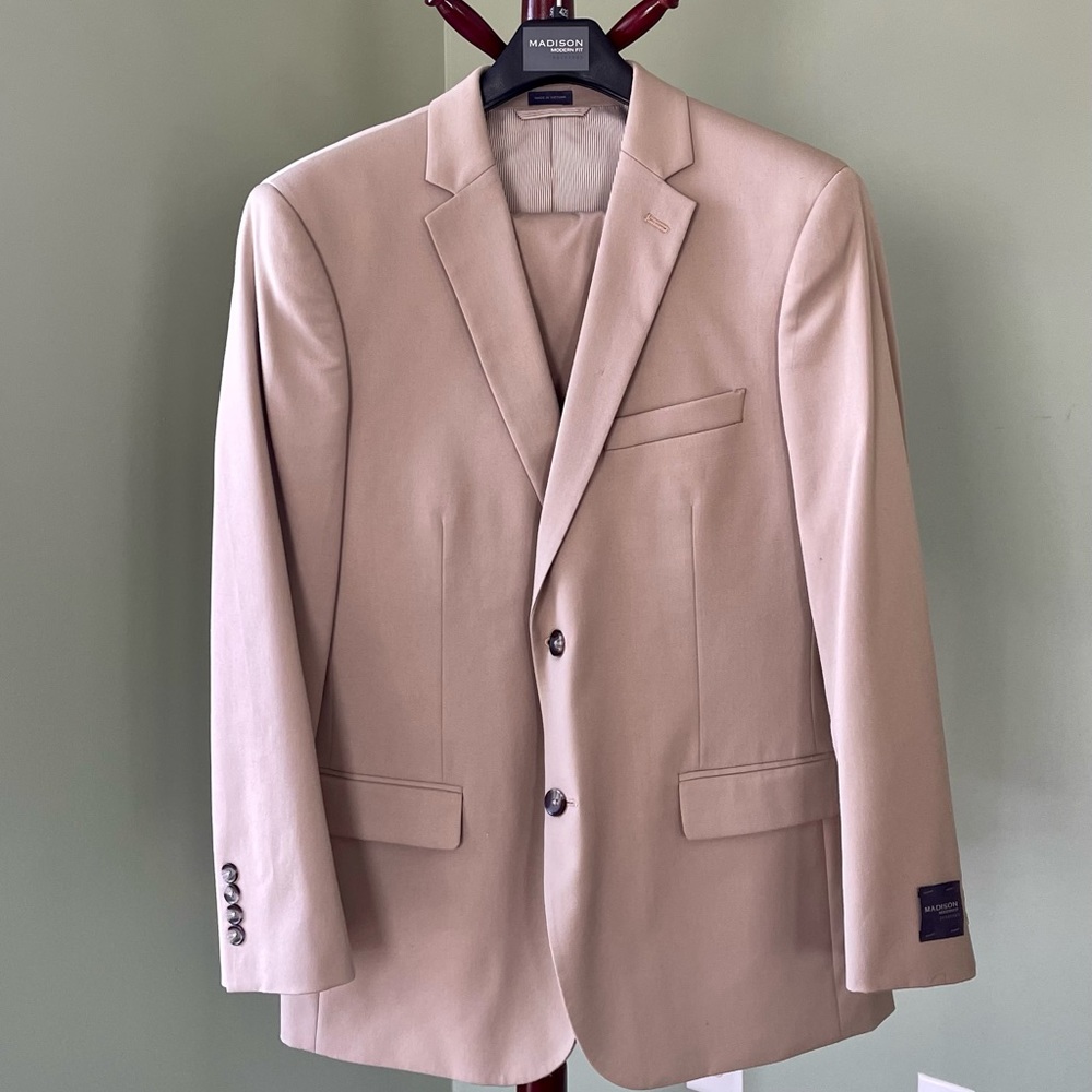 Madison Suit - Modern Fit 
color: Beige 
Suit: 42S 
Pants: 38 x 30